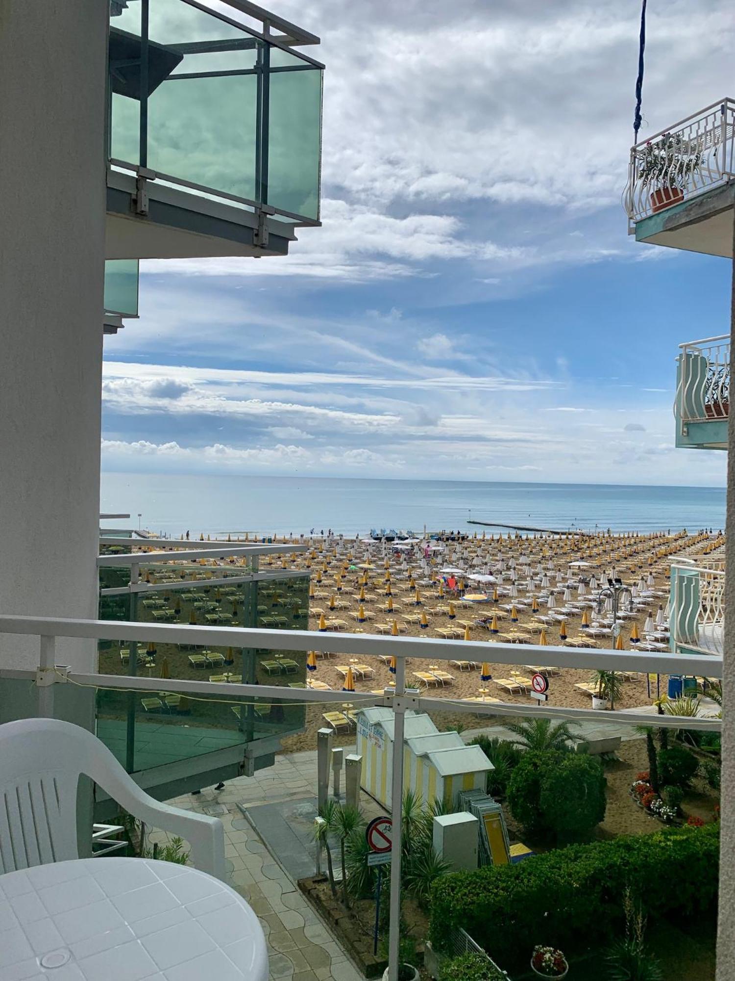 Hotel Nizza Frontemare Superior 3 Stelle Лідо-ді-Єзоло Екстер'єр фото